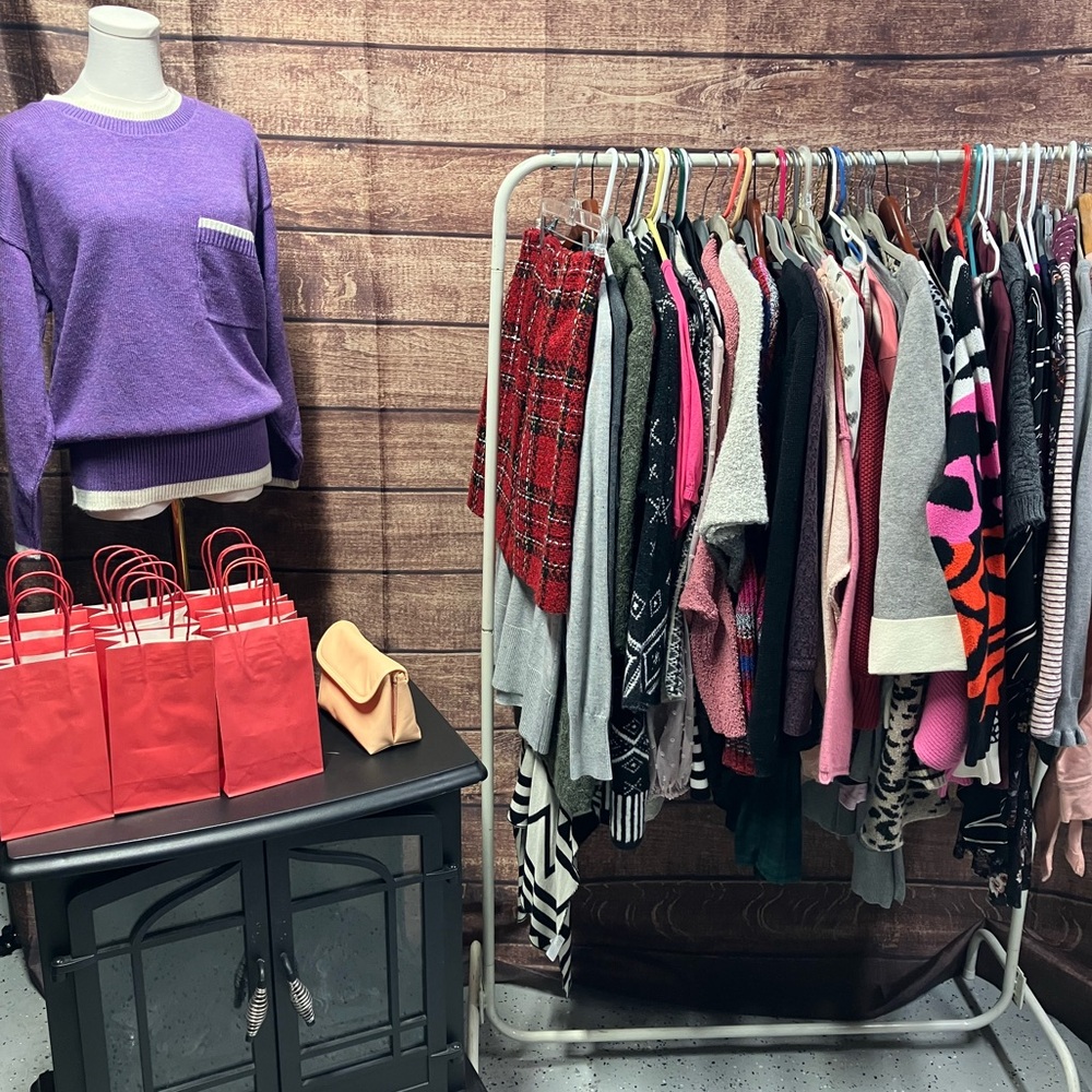 TRACIE AND NATE ARE LIVE NOW! Couples Closet Clearout! Women's XS-2X! - Picture 4 of 8
